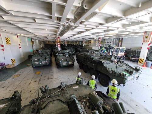 8일 미8군 인력이 평택항에 도착한 제2스트라이커여단전투단(SBCT) 장비를 하역하고 있다. [미8군 제공]